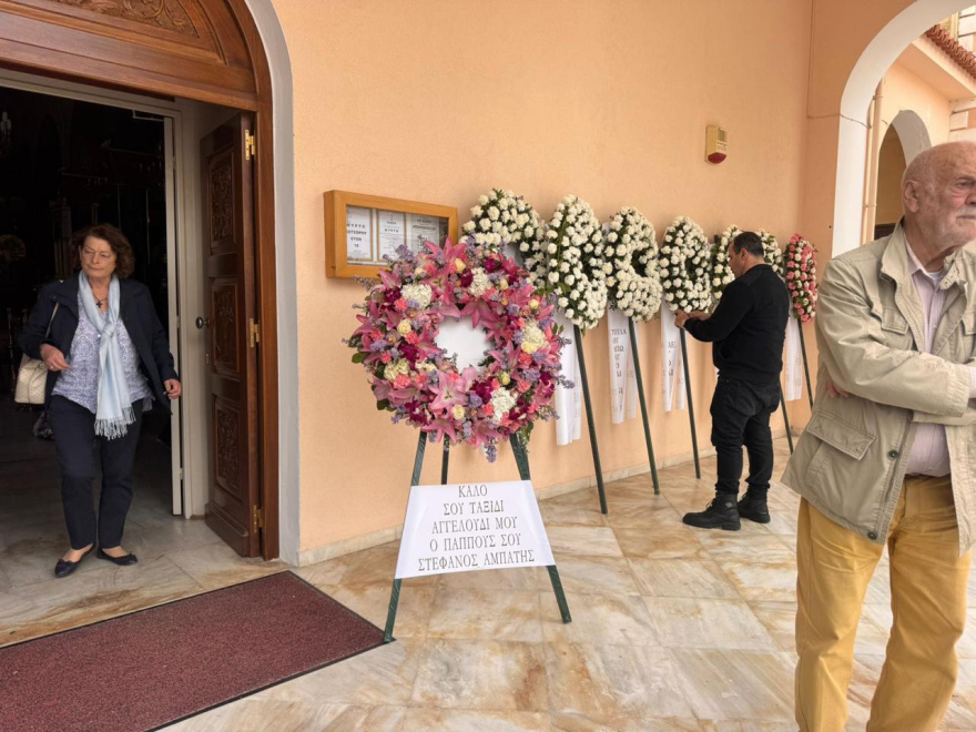 «Καλό ταξίδι αγγελούδι μου»: Σε κλίμα οδύνης συγγενείς και φίλοι λένε το τελευταίο «αντίο» στην 19χρονη Μυρτώ