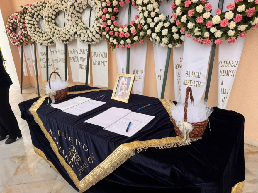 «Καλό ταξίδι αγγελούδι μου»: Σε κλίμα οδύνης συγγενείς και φίλοι λένε το τελευταίο «αντίο» στην 19χρονη Μυρτώ