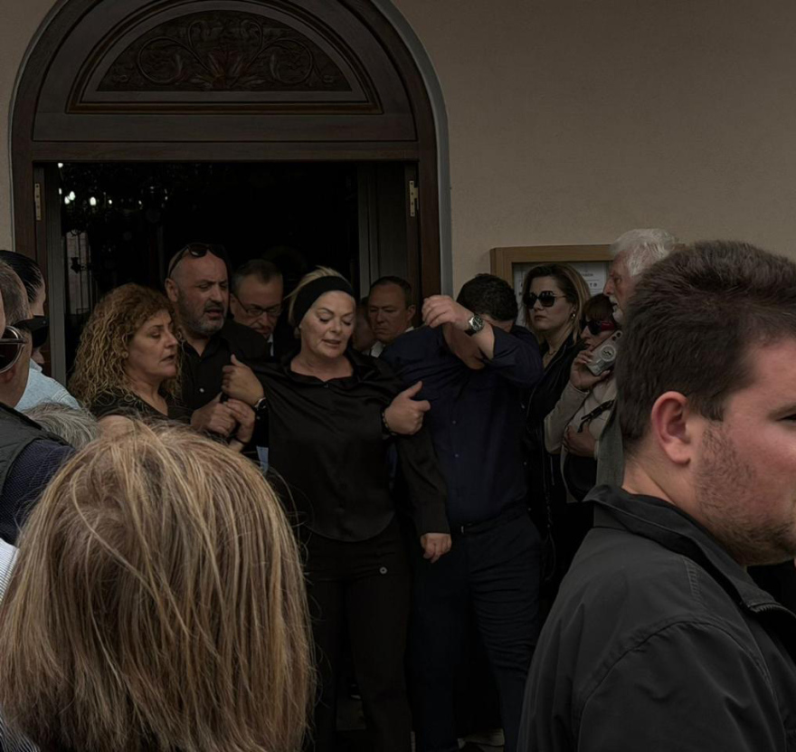 «Καλό ταξίδι αγγελούδι μου»: Σε κλίμα οδύνης συγγενείς και φίλοι είπαν το τελευταίο «αντίο» στην 19χρονη Μυρτώ