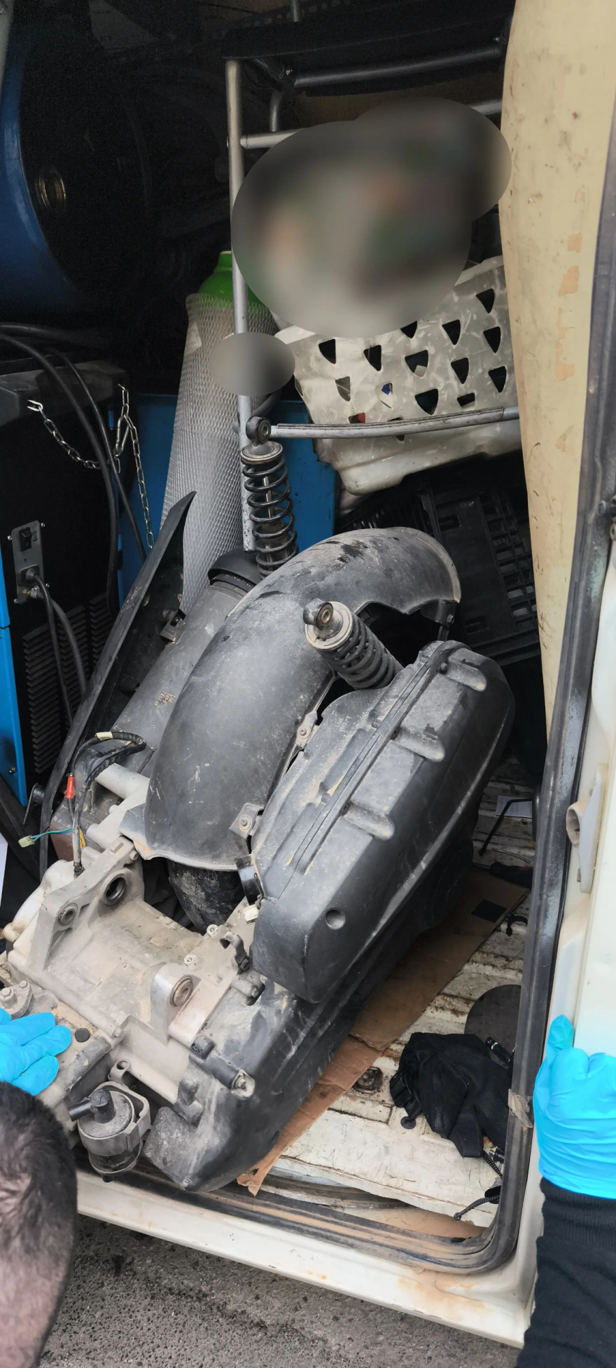 Συμμορία στον Πειραιά έκλεβε μοτοσικλέτες, τις διέλυε και τις πωλούσε για ανταλλακτικά, τρεις συλλήψεις
