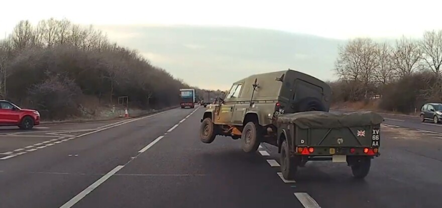Δείτε βίντεο: Η τρομακτική στιγμή που στρατιωτικό όχημα ανατρέπεται σε αυτοκινητόδρομο στη Βρετανία