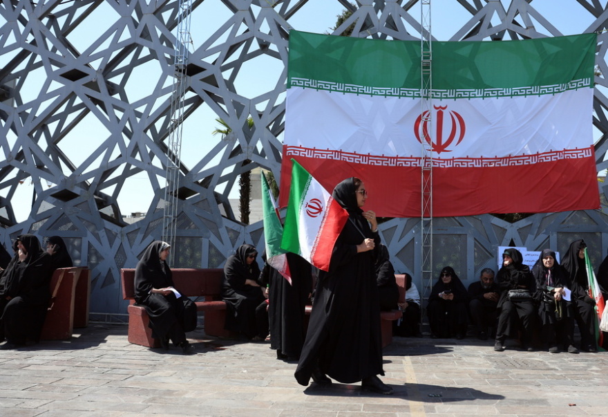 Στα 117 δολάρια το πετρέλαιο:  Πώς το Ιράν μετατρέπει τα στενά του Ορμούζ σε συμπληγάδες της παγκόσμιας οικονομίας 
