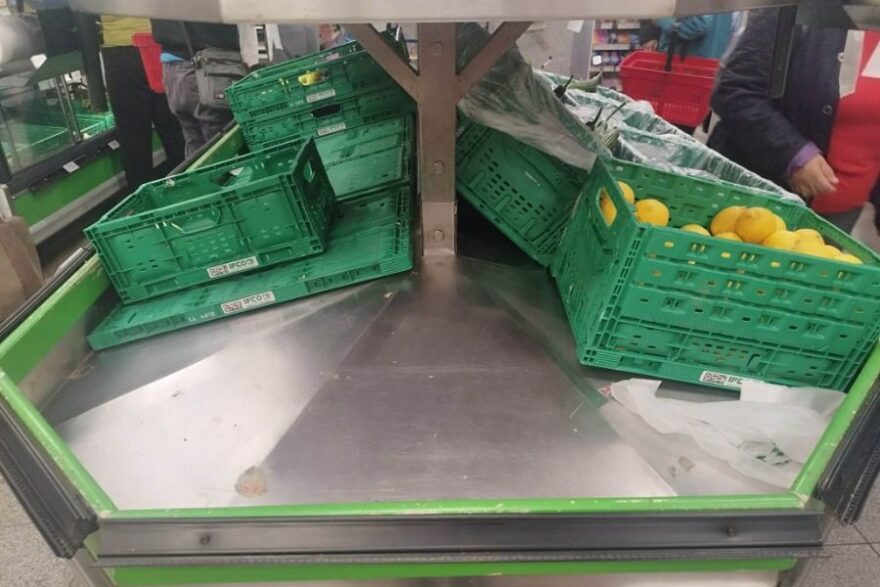 Ελλείψεις σε βασικά προϊόντα στη Μυτιλήνη: Αδειάζουν τα σούπερ μάρκετ, ενώ οι κτηνοτρόφοι κλιμακώνουν τις κινητοποιήσεις