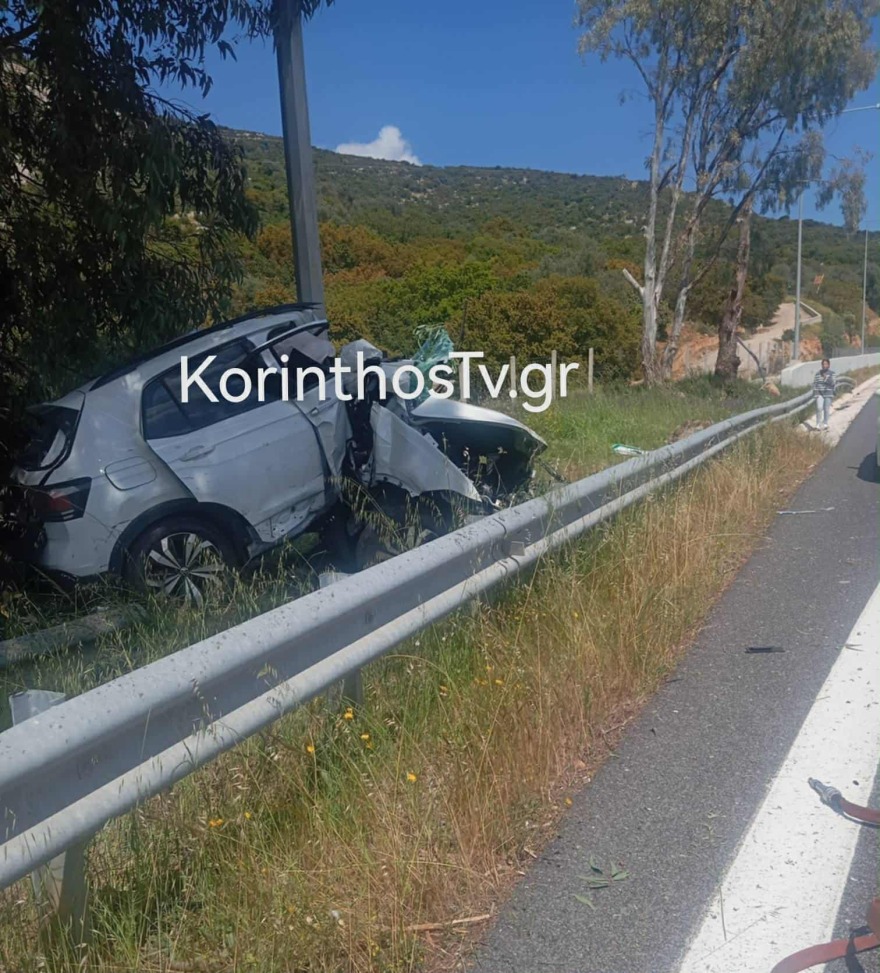 Νεκρή οδηγός στη Νεμέα, το αυτοκίνητό της καρφώθηκε σε κολώνα, δείτε φωτογραφίες 
