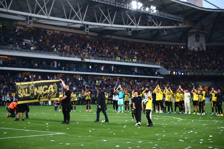 Πάρτι στη Νέα Φιλαδέλφεια μετά το 3-0 της ΑΕΚ επί του ΠΑΟΚ: «Νάτοι οι πρωταθλητές», φώναζε ο κόσμος, δείτε βίντεο