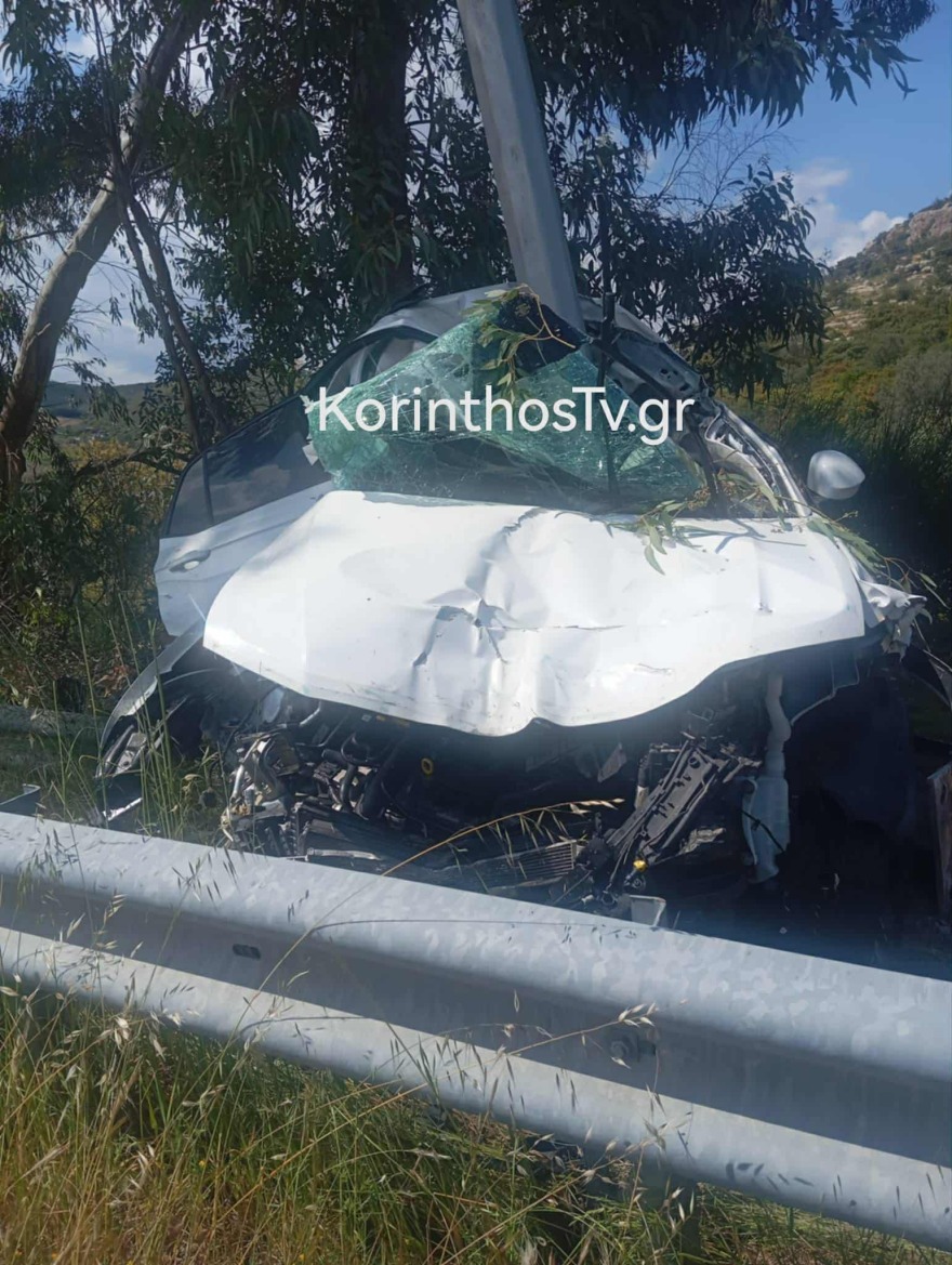 Νεκρή οδηγός στη Νεμέα, το αυτοκίνητό της καρφώθηκε σε κολώνα, δείτε φωτογραφίες 
