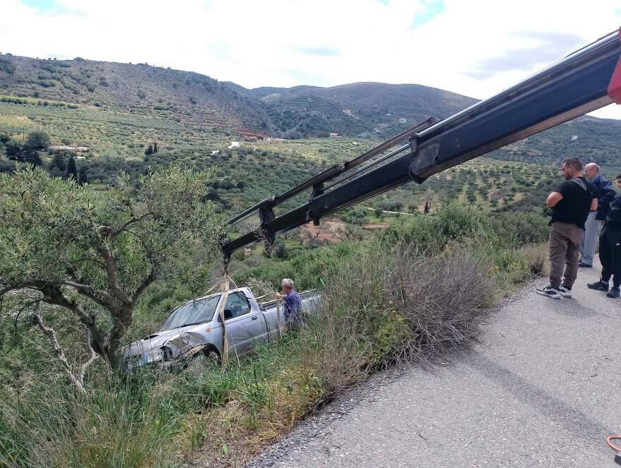Ηράκλειο: Έψαχναν τον νεωκόρο για τη λειτουργία και τον βρήκαν εγκλωβισμένο στο αυτοκίνητό του που έπεσε σε γκρεμό
