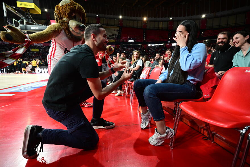 Πρόταση γάμου στο ΣΕΦ στην διάρκεια του αγώνα του Ολυμπιακού με τον Άρη, βίντεο και φωτογραφίες