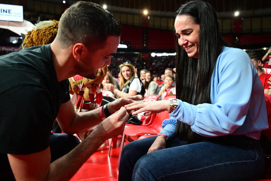 Πρόταση γάμου στο ΣΕΦ στην διάρκεια του αγώνα του Ολυμπιακού με τον Άρη, βίντεο και φωτογραφίες