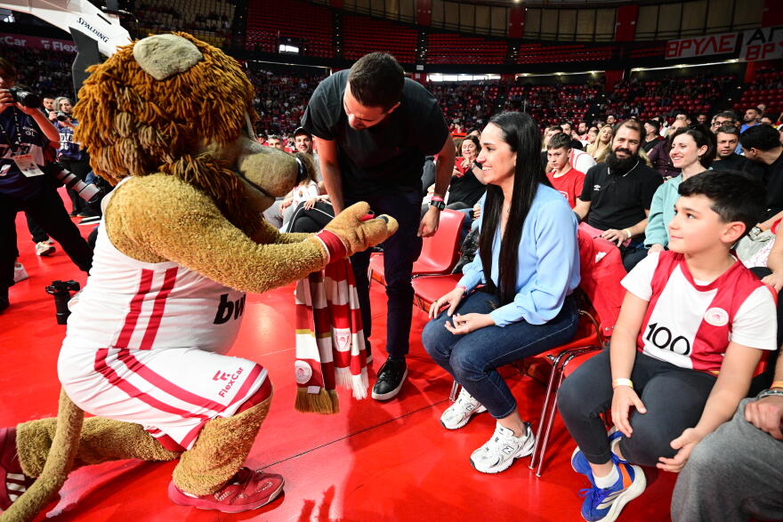 Πρόταση γάμου στο ΣΕΦ στην διάρκεια του αγώνα του Ολυμπιακού με τον Άρη, βίντεο και φωτογραφίες