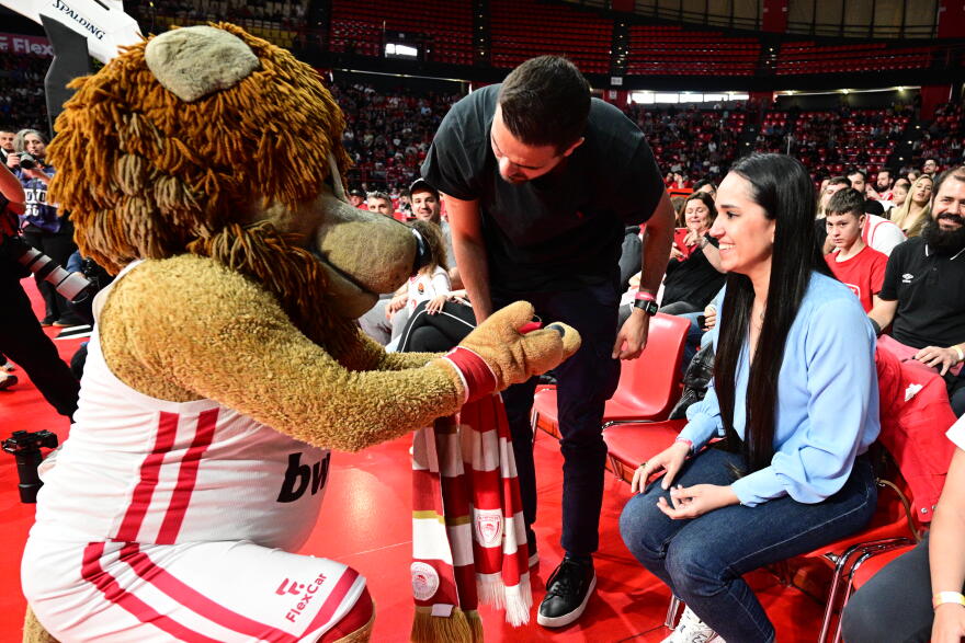 Πρόταση γάμου στο ΣΕΦ στην διάρκεια του αγώνα του Ολυμπιακού με τον Άρη, βίντεο και φωτογραφίες