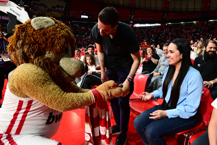 Πρόταση γάμου στο ΣΕΦ στην διάρκεια του αγώνα του Ολυμπιακού με τον Άρη, βίντεο και φωτογραφίες