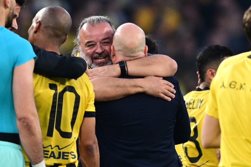 Πάρτι στη Νέα Φιλαδέλφεια μετά το 3-0 της ΑΕΚ επί του ΠΑΟΚ: «Νάτοι οι πρωταθλητές», φώναζε ο κόσμος, δείτε βίντεο