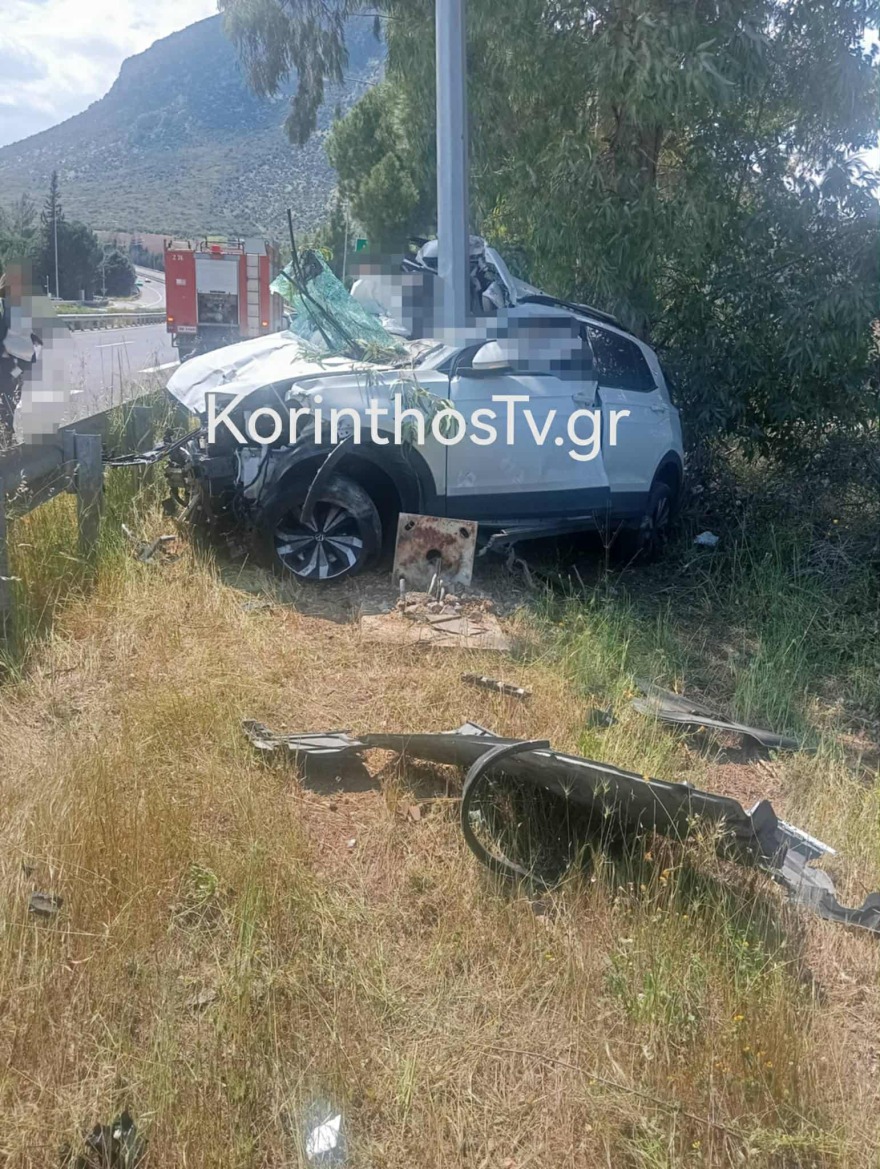 Νεκρή οδηγός στη Νεμέα, το αυτοκίνητό της καρφώθηκε σε κολώνα, δείτε φωτογραφίες 

