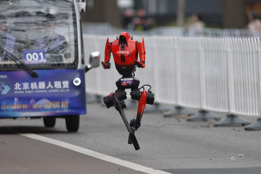 Ρομπότ... δρομέας στην Κίνα έτρεξε σε ημιμαραθώνιο και έσπασε το παγκόσμιο ρεκόρ, δείτε βίντεο