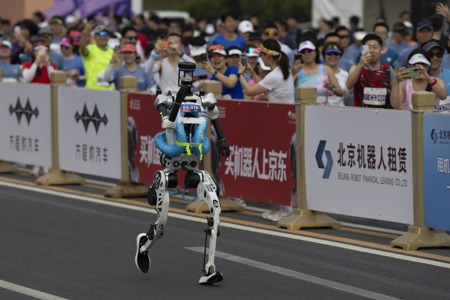 Ρομπότ... δρομέας στην Κίνα έτρεξε σε ημιμαραθώνιο και έσπασε το παγκόσμιο ρεκόρ, δείτε βίντεο
