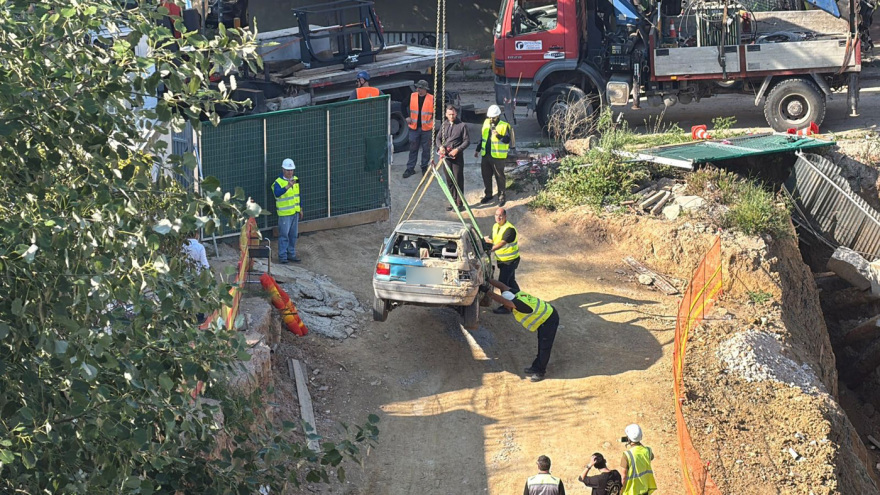 Γερανός έβγαλε από το εργοτάξιο στη Θεσσαλονίκη το αυτοκίνητο που έπεσε μετά την υποχώρηση του τοιχίου, δείτε βίντεο