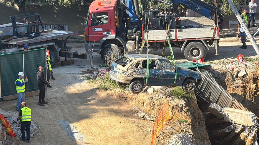Γερανός έβγαλε από το εργοτάξιο στη Θεσσαλονίκη το αυτοκίνητο που έπεσε μετά την υποχώρηση του τοιχίου, δείτε βίντεο