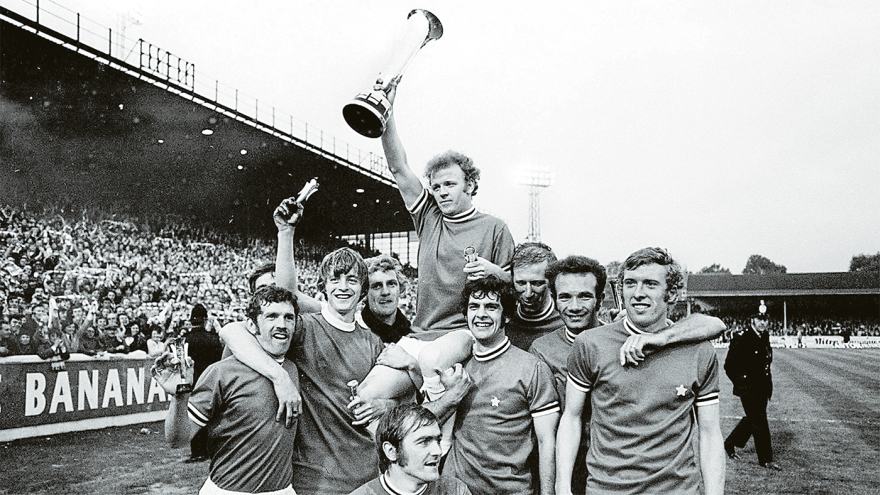 Από τη φιλανθρωπία, στο ποδόσφαιρο: O Δρακόπουλος του «Νιάρχος» πήρε... φανέλα βασικού στη Leeds Utd