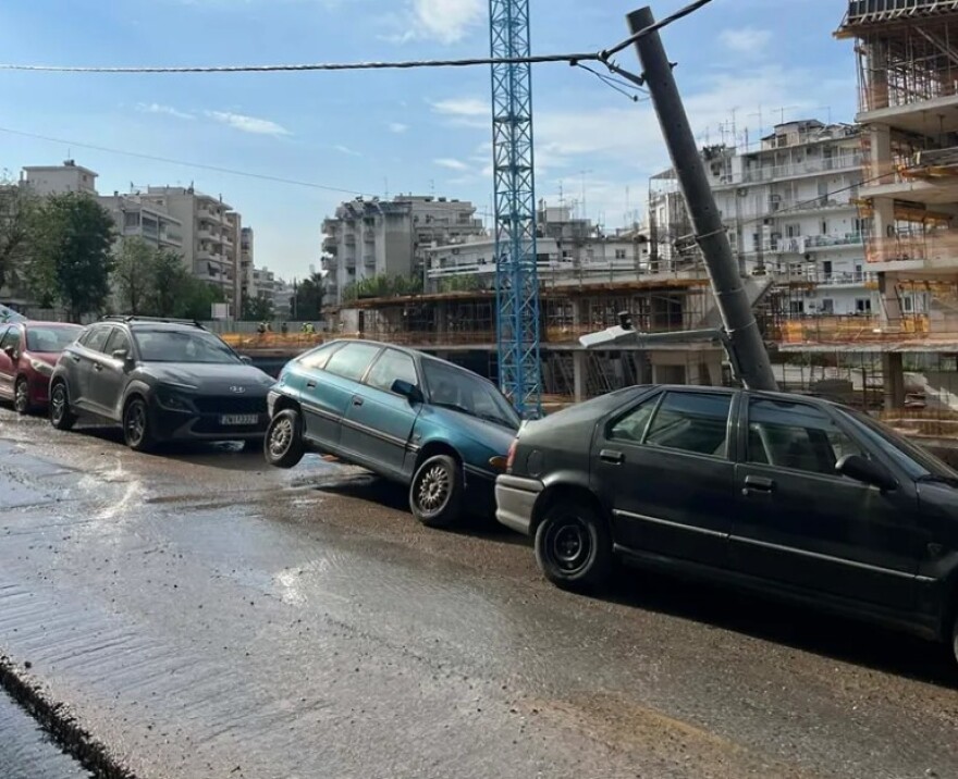 Θεσσαλονίκη: Υποχώρησε τοιχίο κατά τη διάρκεια εργασιών, η στιγμή που αυτοκίνητο πέφτει στο κενό