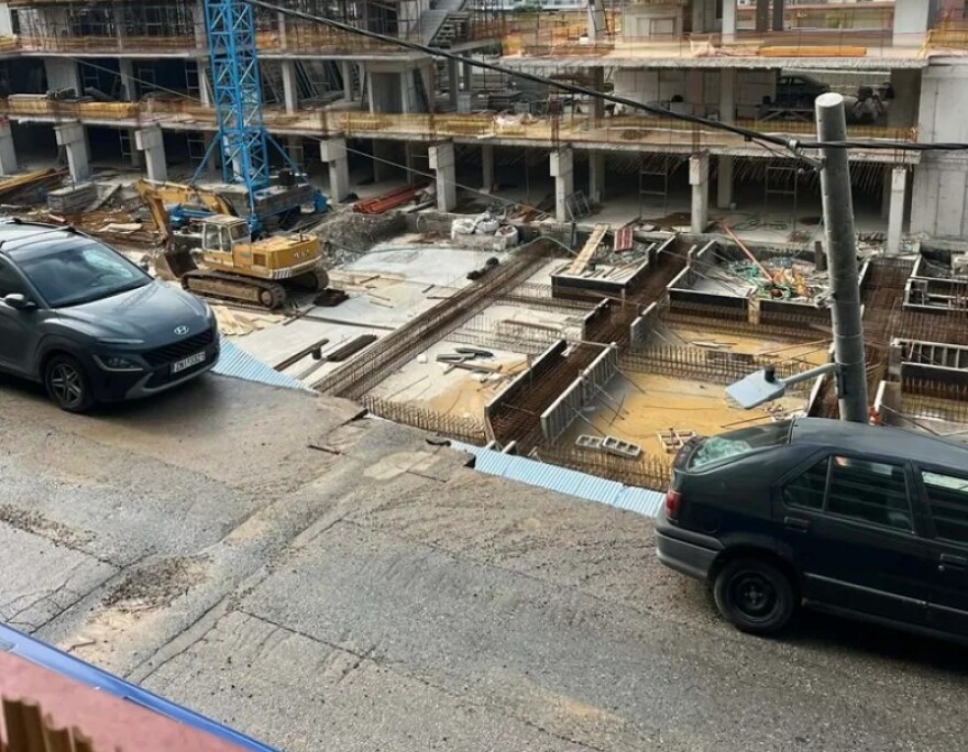 Θεσσαλονίκη: Υποχώρησε τοιχίο κατά τη διάρκεια εργασιών, η στιγμή που αυτοκίνητο πέφτει στο κενό