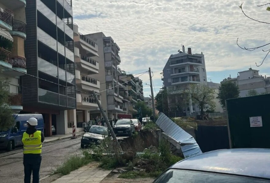 Θεσσαλονίκη: Υποχώρησε τοιχίο κατά τη διάρκεια εργασιών, η στιγμή που αυτοκίνητο πέφτει στο κενό