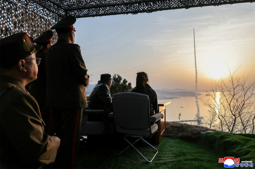 Η Βόρεια Κορέα εκτόξευσε 5 βαλλιστικούς πυραύλους παρουσία του Κιμ Γιονγκ Ουν, δείτε εικόνες