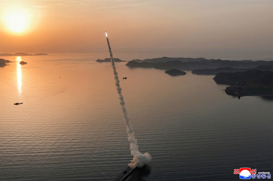 Η Βόρεια Κορέα εκτόξευσε 5 βαλλιστικούς πυραύλους παρουσία του Κιμ Γιονγκ Ουν, δείτε εικόνες