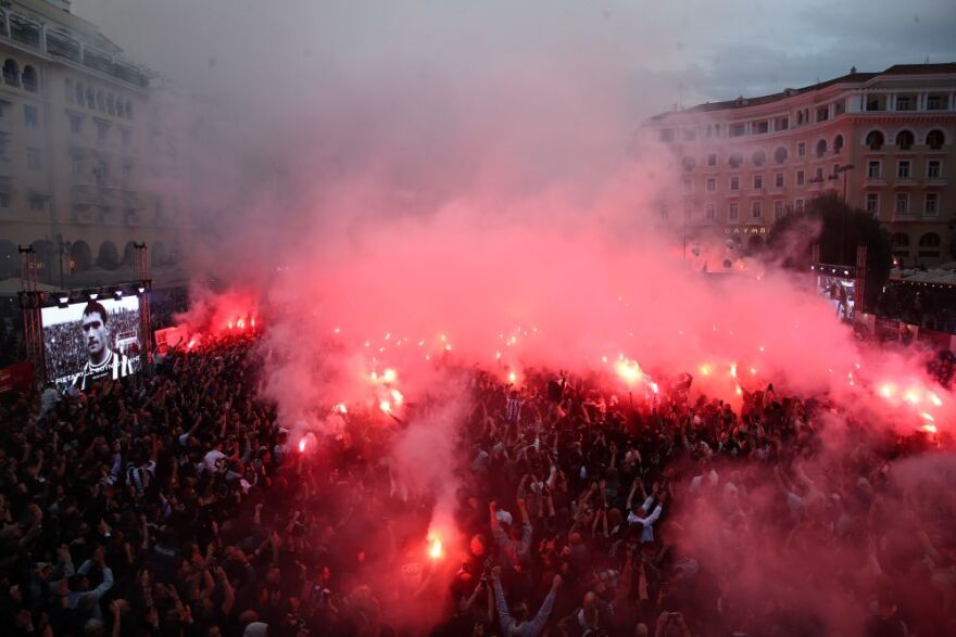 Πανηγυρισμοί στη Θεσσαλονίκη από του ΠΑΟΚ για τα 100 χρόνια του Δικεφάλου του Βορρά - Δείτε βίντεο