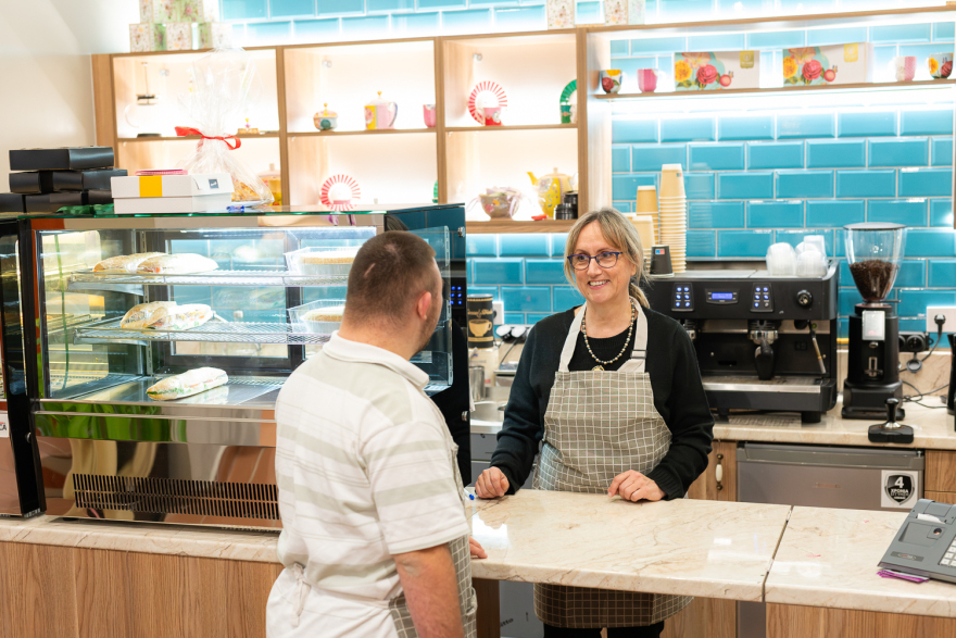 Καφέ «ΠΟΙΚΙΛΗ ΣΤΟΑ» - Το πρώτο Κοινωνικό Καφενείο με εργαζόμενους άτομα με αναπηρία  στο Θριάσιο Πεδίο, με τη στήριξη της HELLENiQ ENERGY