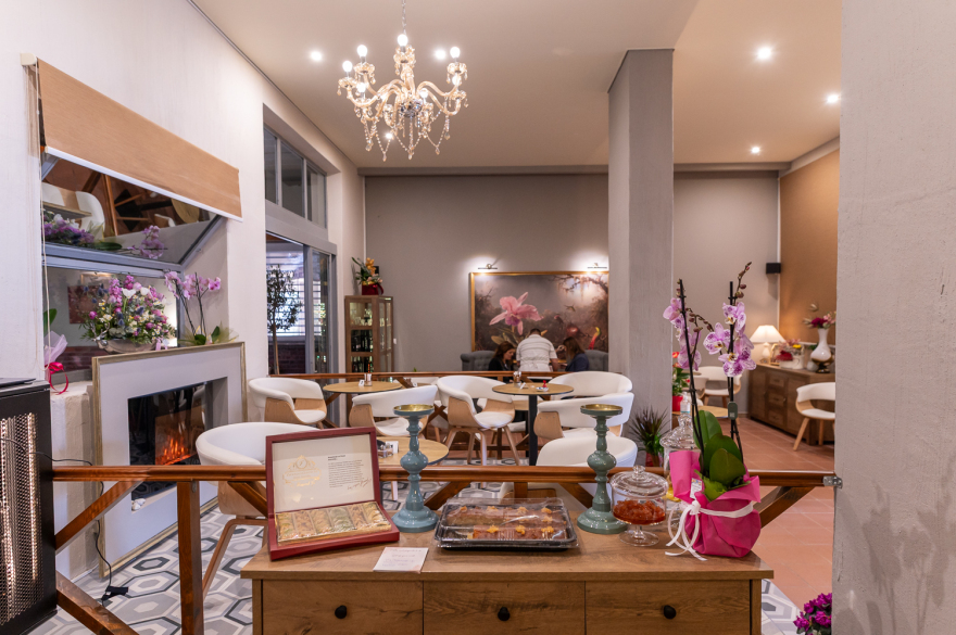 Καφέ «ΠΟΙΚΙΛΗ ΣΤΟΑ» - Το πρώτο Κοινωνικό Καφενείο με εργαζόμενους άτομα με αναπηρία  στο Θριάσιο Πεδίο, με τη στήριξη της HELLENiQ ENERGY