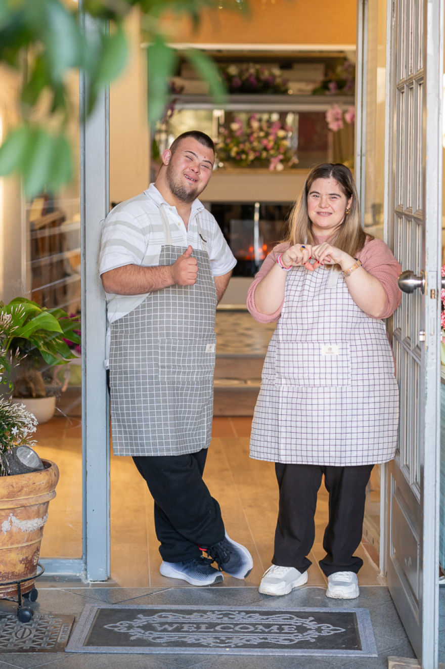 Καφέ «ΠΟΙΚΙΛΗ ΣΤΟΑ» - Το πρώτο Κοινωνικό Καφενείο με εργαζόμενους άτομα με αναπηρία  στο Θριάσιο Πεδίο, με τη στήριξη της HELLENiQ ENERGY