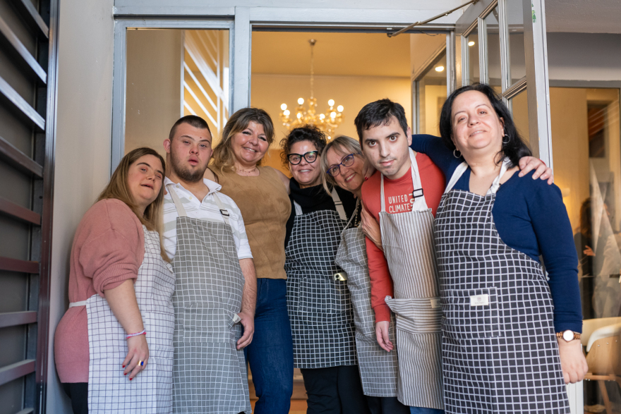 Καφέ «ΠΟΙΚΙΛΗ ΣΤΟΑ» - Το πρώτο Κοινωνικό Καφενείο με εργαζόμενους άτομα με αναπηρία  στο Θριάσιο Πεδίο, με τη στήριξη της HELLENiQ ENERGY