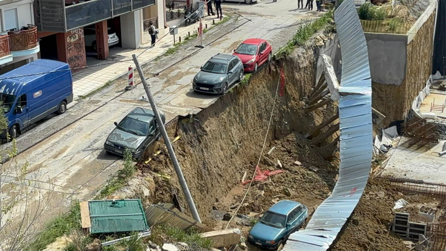 Γερανός έβγαλε από το εργοτάξιο στη Θεσσαλονίκη το αυτοκίνητο που έπεσε μετά την υποχώρηση του τοιχίου, δείτε βίντεο