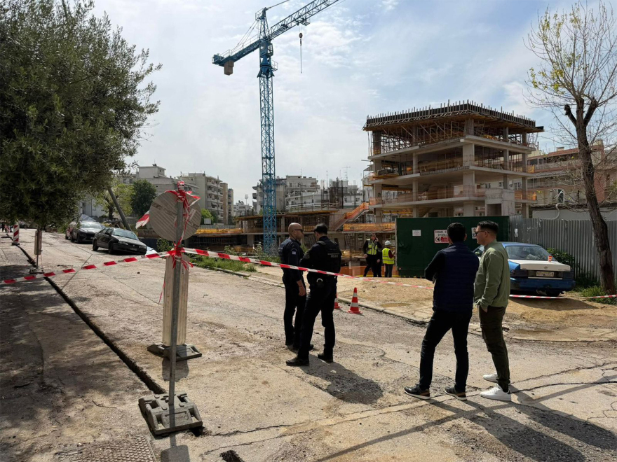 Γερανός έβγαλε από το εργοτάξιο στη Θεσσαλονίκη το αυτοκίνητο που έπεσε μετά την υποχώρηση του τοιχίου, δείτε βίντεο