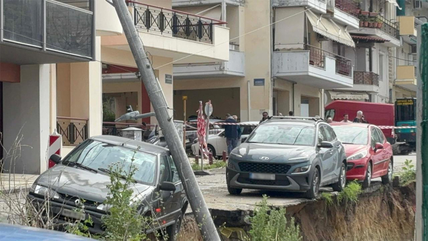 Γερανός έβγαλε από το εργοτάξιο στη Θεσσαλονίκη το αυτοκίνητο που έπεσε μετά την υποχώρηση του τοιχίου, δείτε βίντεο