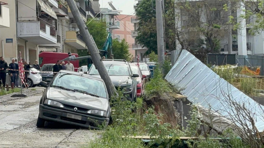 Γερανός έβγαλε από το εργοτάξιο στη Θεσσαλονίκη το αυτοκίνητο που έπεσε μετά την υποχώρηση του τοιχίου, δείτε βίντεο