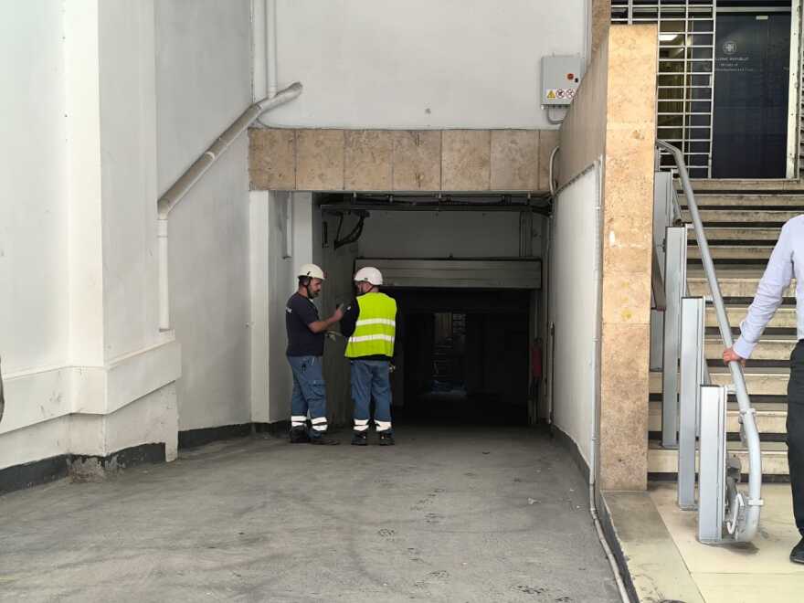 Βλάβη της ΔΕΗ έφερε «μπλακ άουτ» σε κτίριο του υπουργείου Αγροτικής Ανάπτυξης, μεταφέρονται οι ανακοινώσεις Σχοινά για τον αφθώδη πυρετό