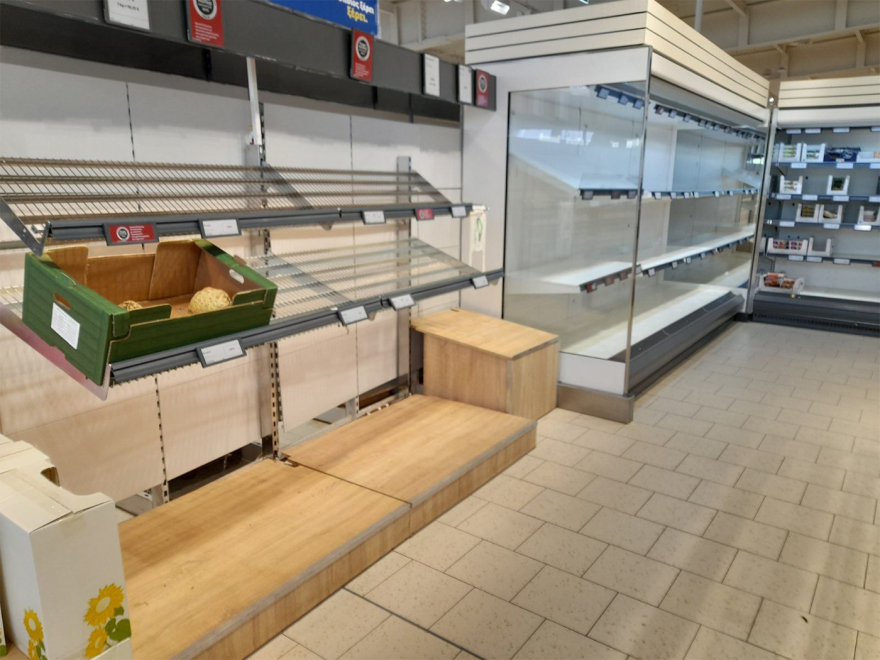 Άδεια τα ράφια και τα ψυγεία στα σούπερ μάρκετ εξαιτίας των κινητοποιήσεων των κτηνοτρόφων στο λιμάνι της Μυτιλήνης, δείτε φωτογραφίες