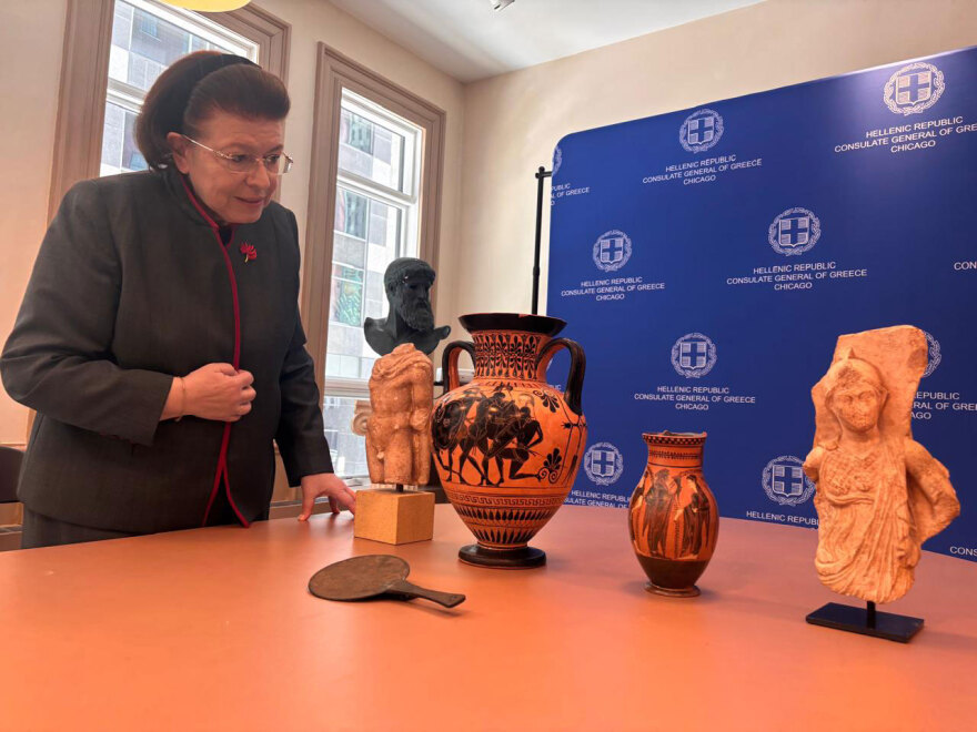 Πέντε αρχαιότητες επιστρέφουν στην Ελλάδα από το Σικάγο: Ανάμεσά τους ακέφαλο άγαλμα του Ερμή και ανάγλυφο της θεάς Aθηνάς