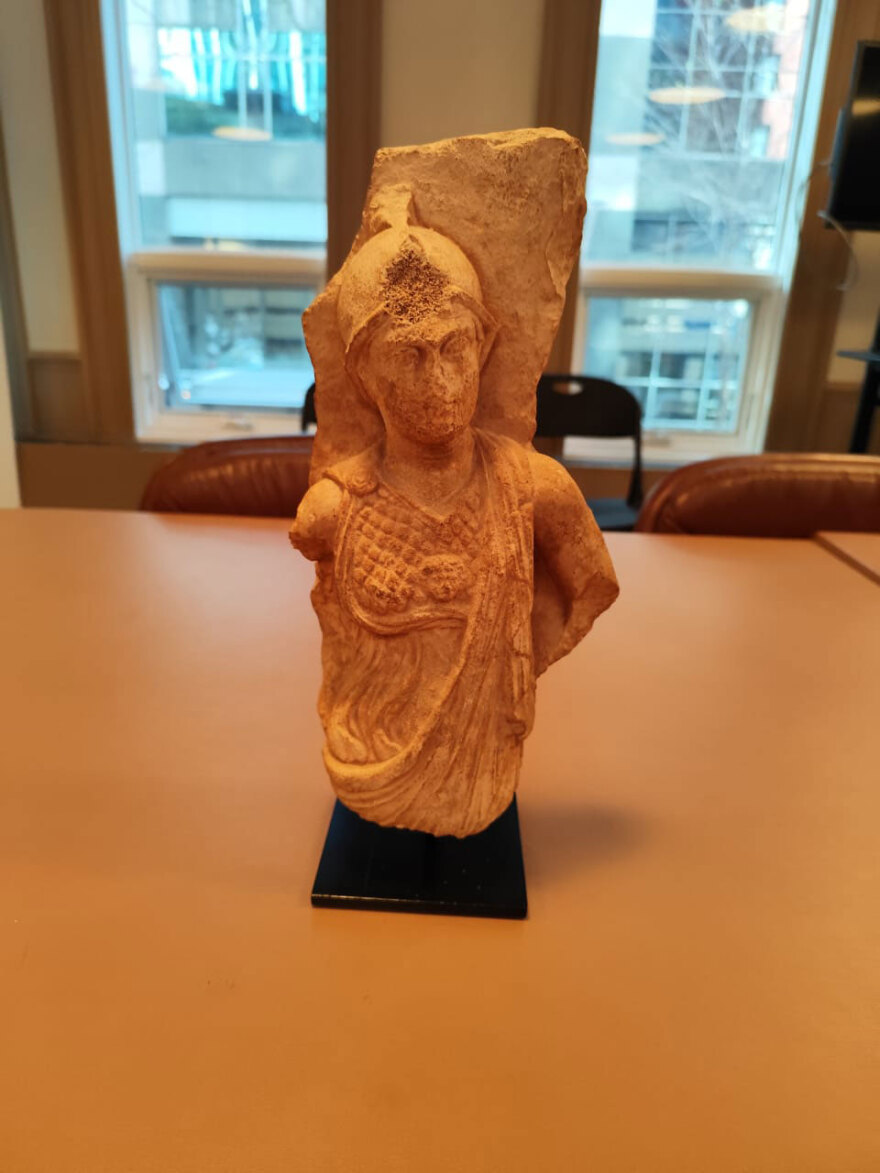 Πέντε αρχαιότητες επιστρέφουν στην Ελλάδα από το Σικάγο: Ανάμεσά τους ακέφαλο άγαλμα του Ερμή και ανάγλυφο της θεάς Aθηνάς