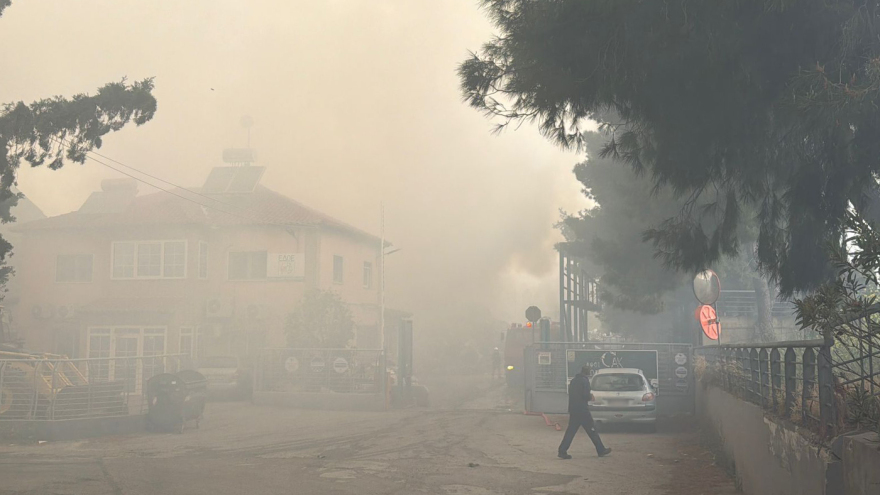 Φωτιά σε εταιρεία ανακύκλωσης στο Ωραιόκαστρο, ήχησε το 112 για τους καπνούς - «Μείνετε σε εσωτερικούς χώρους, κλείστε πόρτες και παράθυρα»
