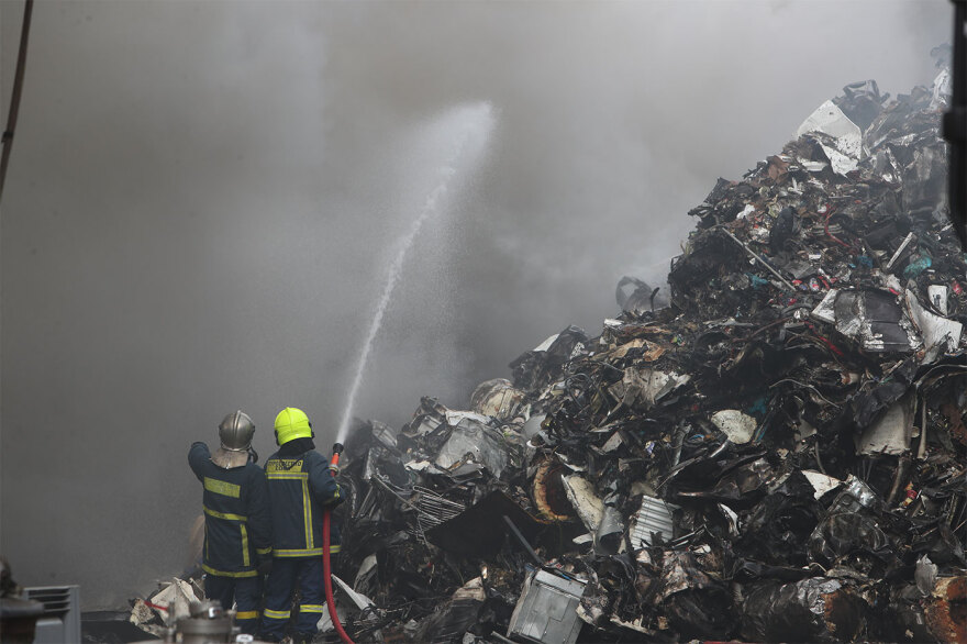 Φωτιά σε εταιρεία ανακύκλωσης στο Ωραιόκαστρο, ήχησε το 112 για τους καπνούς - «Μείνετε σε εσωτερικούς χώρους, κλείστε πόρτες και παράθυρα»