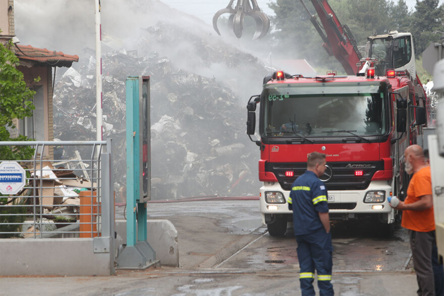 Φωτιά σε εταιρεία ανακύκλωσης στο Ωραιόκαστρο, ήχησε το 112 για τους καπνούς - «Μείνετε σε εσωτερικούς χώρους, κλείστε πόρτες και παράθυρα»