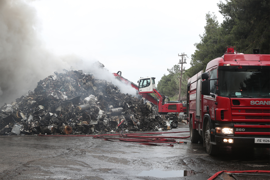 Φωτιά σε εταιρεία ανακύκλωσης στο Ωραιόκαστρο, ήχησε το 112 για τους καπνούς - «Μείνετε σε εσωτερικούς χώρους, κλείστε πόρτες και παράθυρα»