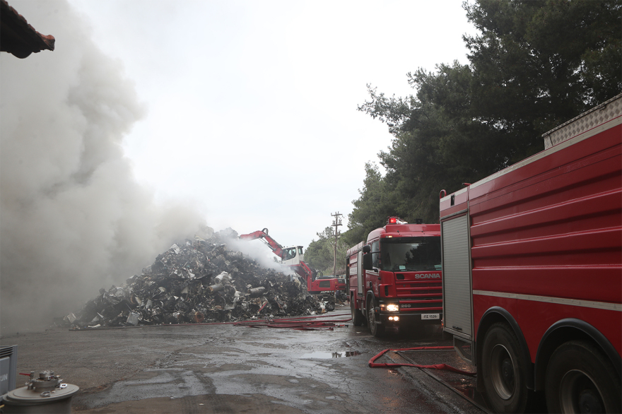 Φωτιά σε εταιρεία ανακύκλωσης στο Ωραιόκαστρο, ήχησε το 112 για τους καπνούς - «Μείνετε σε εσωτερικούς χώρους, κλείστε πόρτες και παράθυρα»