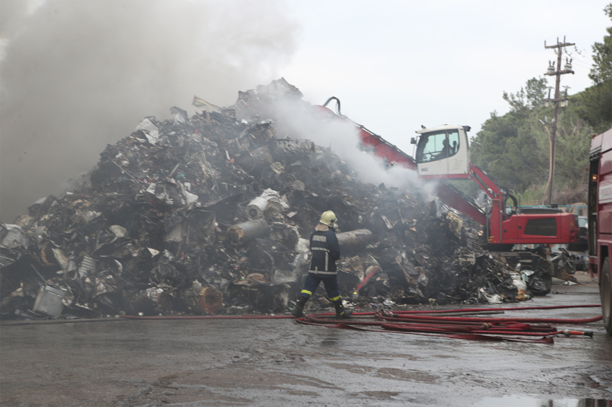 Φωτιά σε εταιρεία ανακύκλωσης στο Ωραιόκαστρο, ήχησε το 112 για τους καπνούς - «Μείνετε σε εσωτερικούς χώρους, κλείστε πόρτες και παράθυρα»