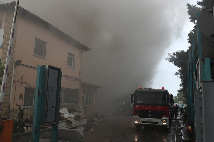 Φωτιά σε εταιρεία ανακύκλωσης στο Ωραιόκαστρο, ήχησε το 112 για τους καπνούς - «Μείνετε σε εσωτερικούς χώρους, κλείστε πόρτες και παράθυρα»