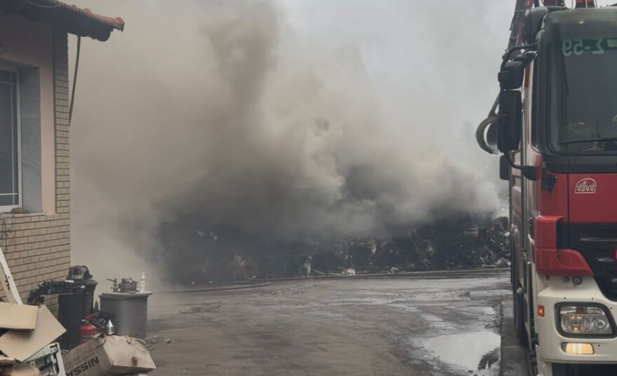 Καλύτερη η εικόνα της φωτιάς στο εργοστάσιο ανακύκλωσης στο Ωραιόκαστρο, επιχειρεί η Πυροσβεστική