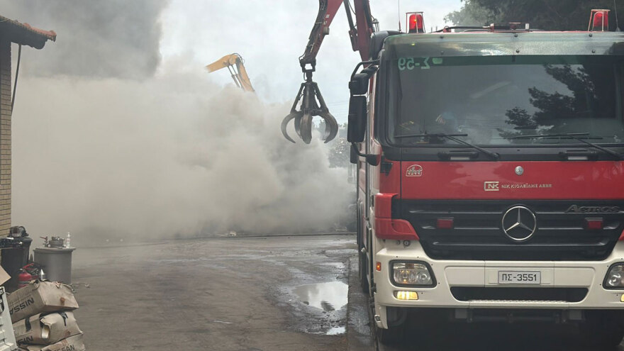 Καλύτερη η εικόνα της φωτιάς στο εργοστάσιο ανακύκλωσης στο Ωραιόκαστρο, επιχειρεί η Πυροσβεστική